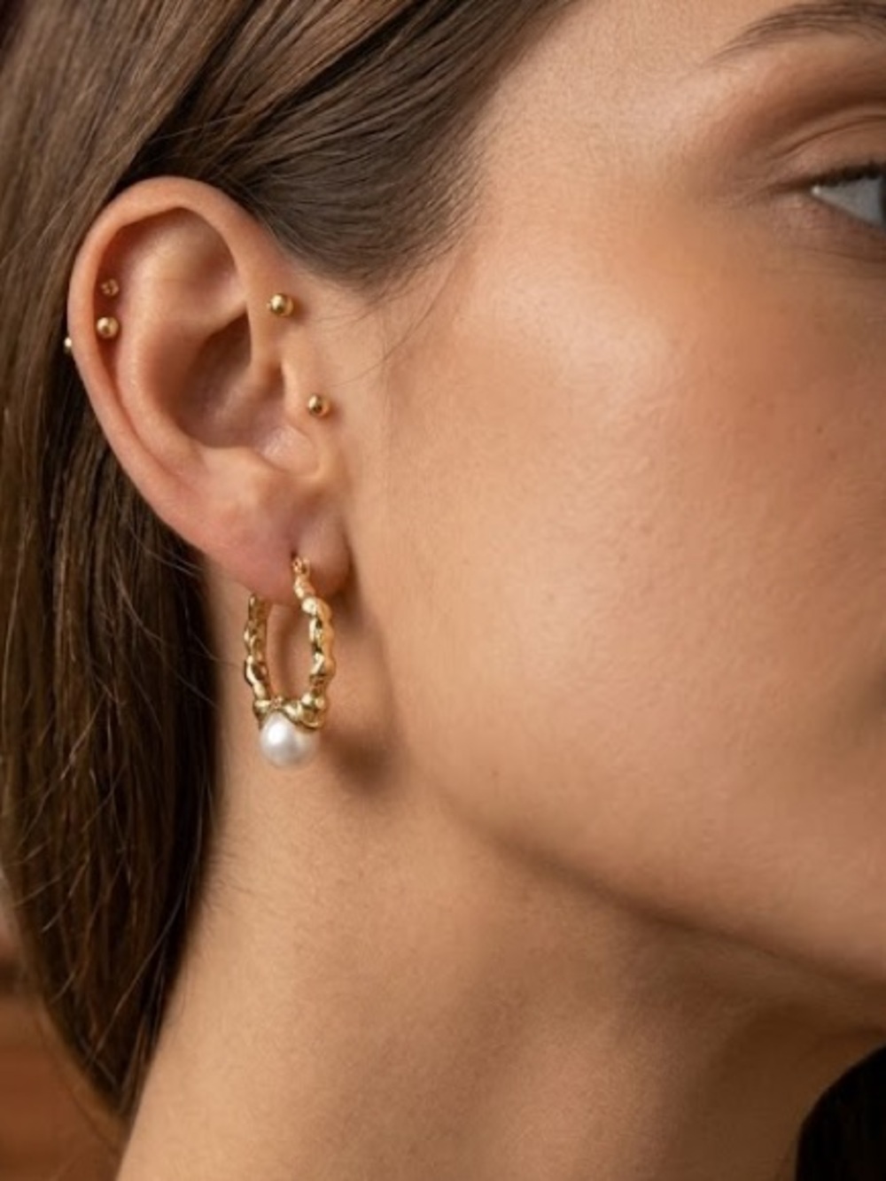 Savvy Cie Swarovski Pearl 18K Gold Plated Hoop Earrings- NIB $80 MSRP - Picture 3 of 6